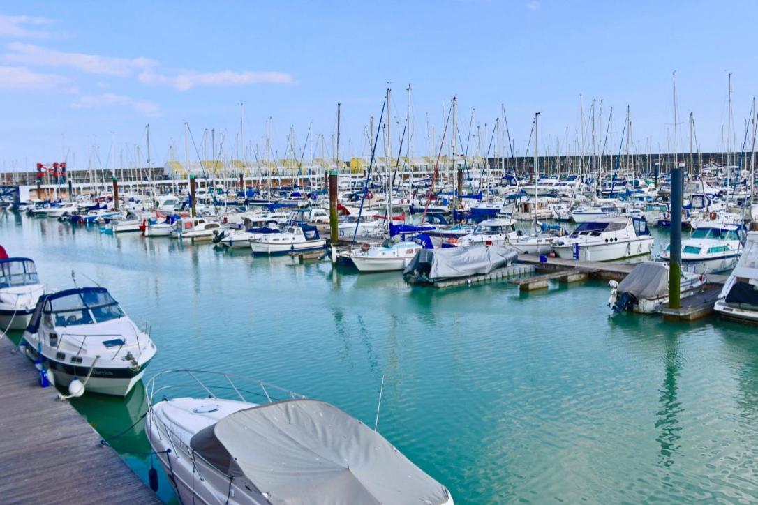 Appartamento Marina Living With Parking, Balcony, Quiet And Secure Hove Esterno foto
