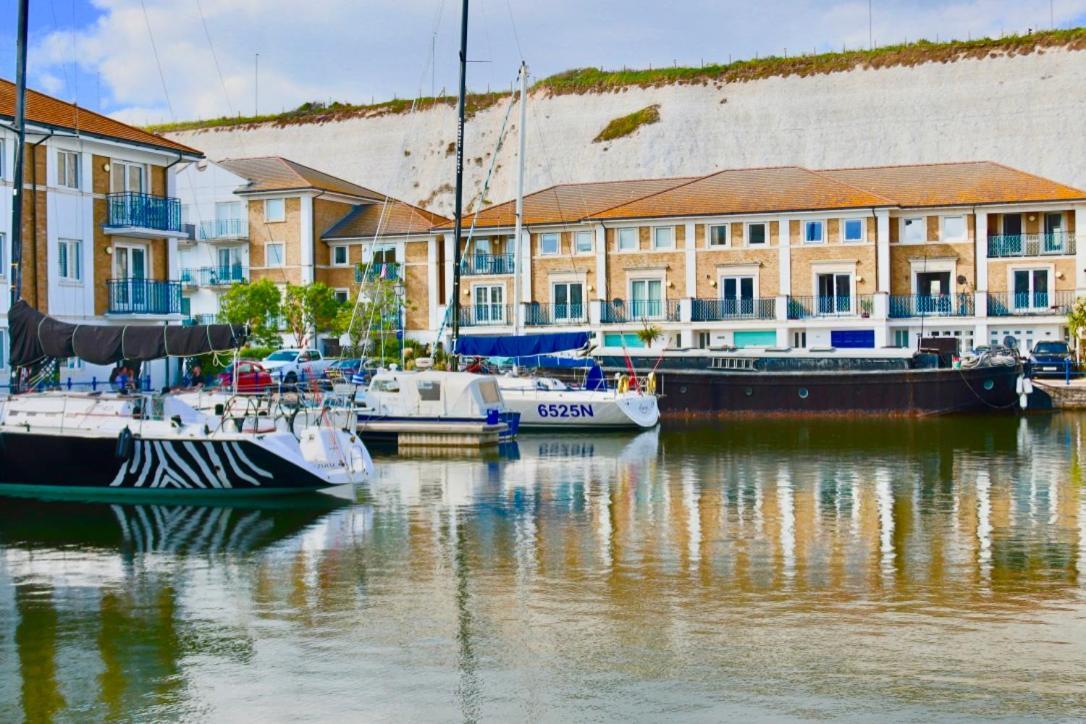 Appartamento Marina Living With Parking, Balcony, Quiet And Secure Hove Esterno foto